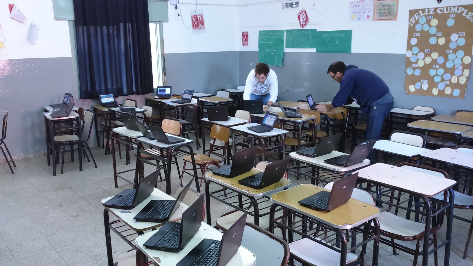 Preparación de netbooks en una escuela de Despeñaderos un viernes hasta tarde.