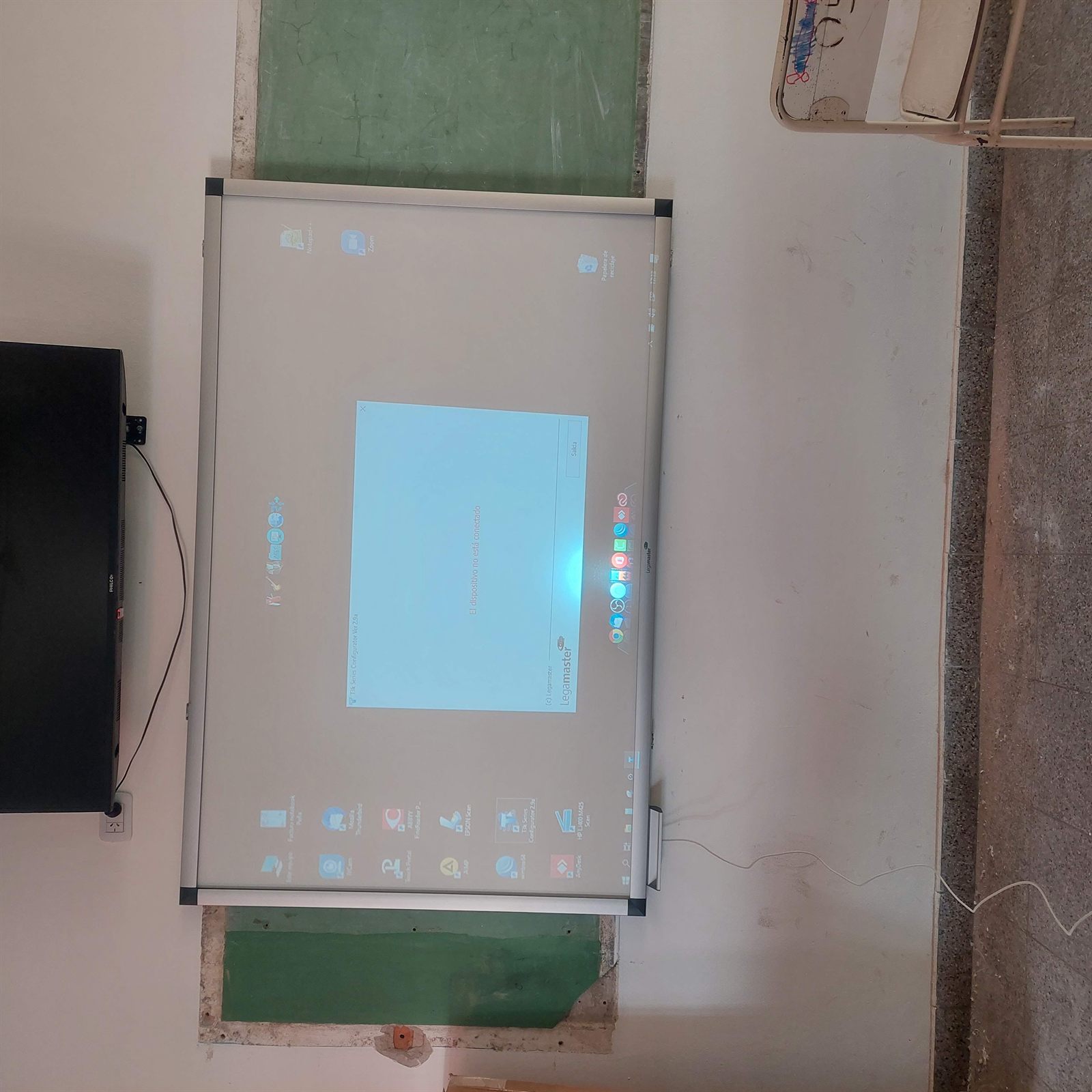 Segunda vista de la pantalla instalada y encendida durante la puesta en marcha en Formosa.