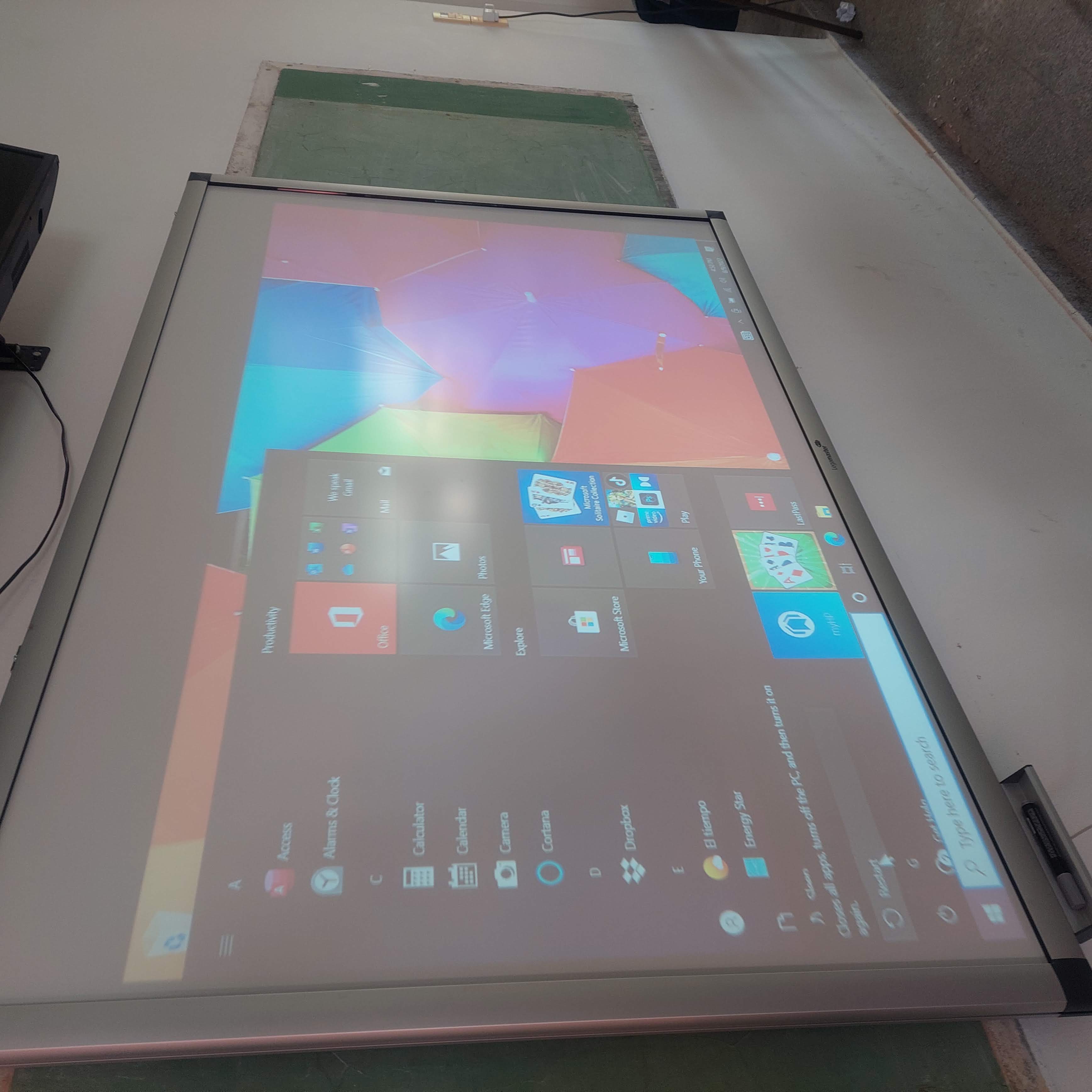 Pantalla y proyector instalados en funcionamiento durante el proyecto realizado en Formosa.