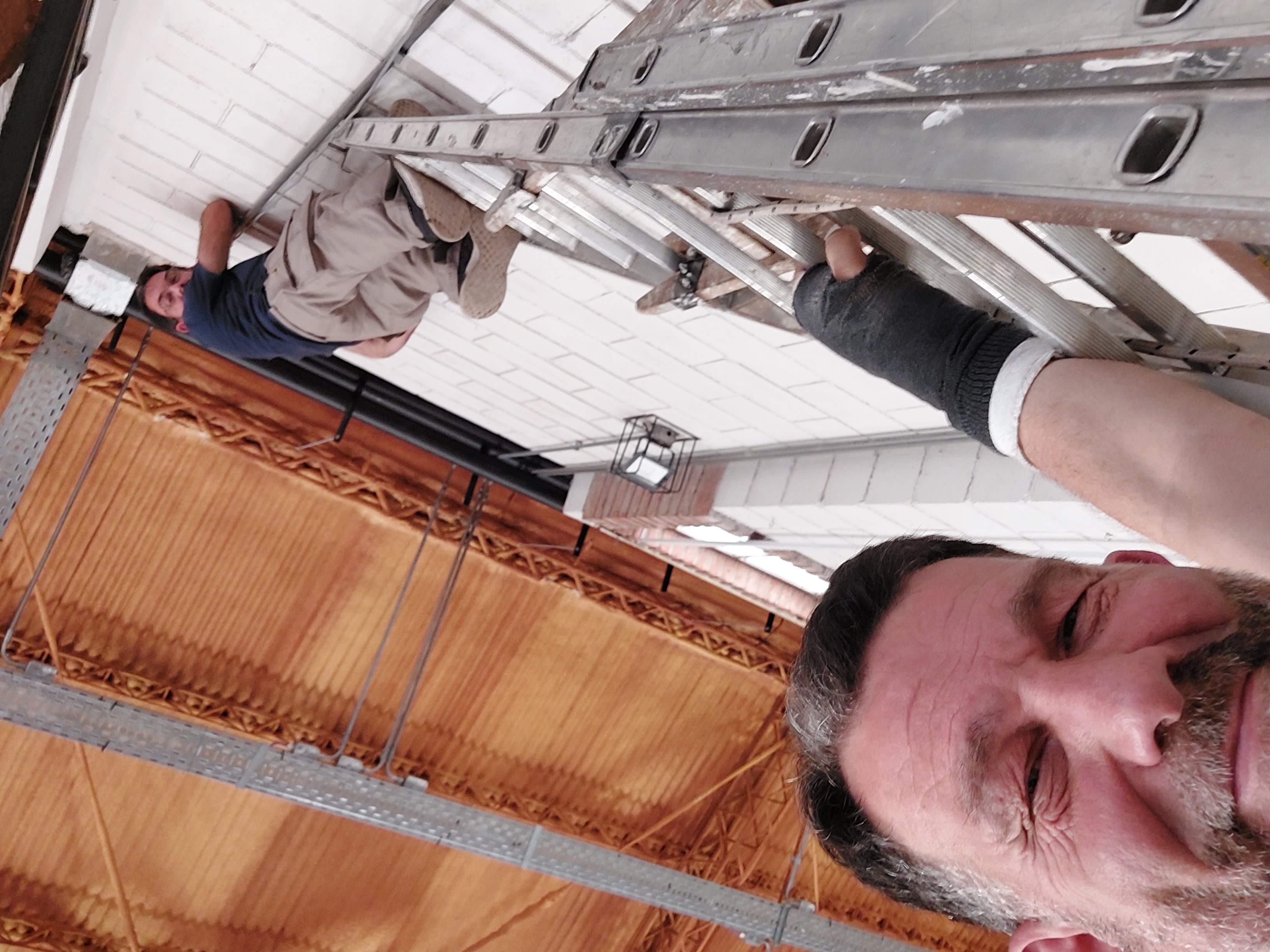 Instalación técnica en altura dentro de un gimnasio escolar.