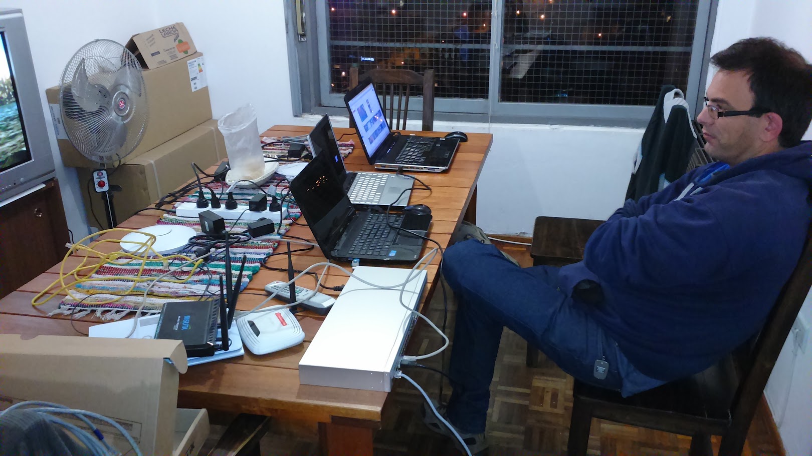 Laboratorio de pruebas con equipos de red y conectividad antes de recomendarlos a clientes.