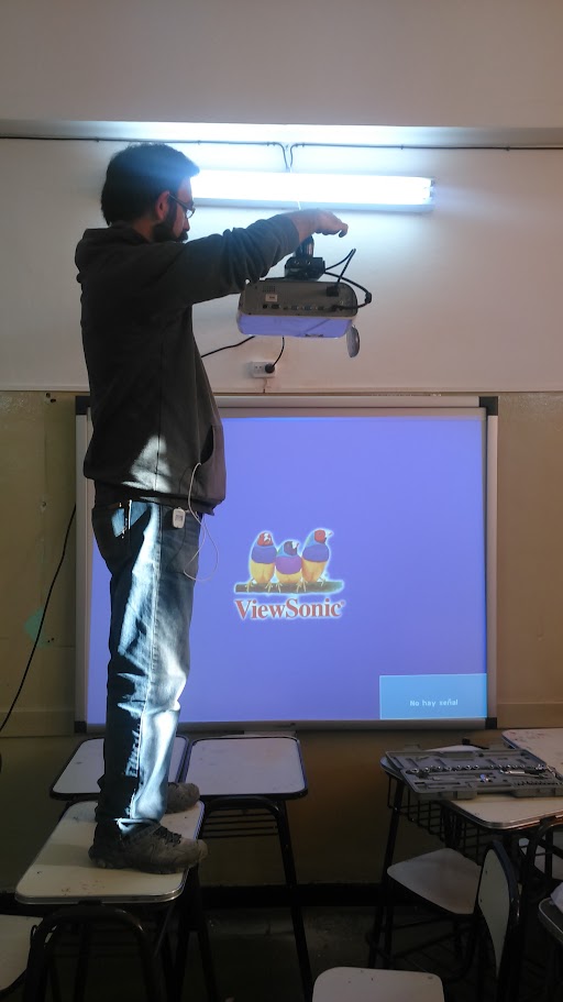Instalación de proyector en aula.