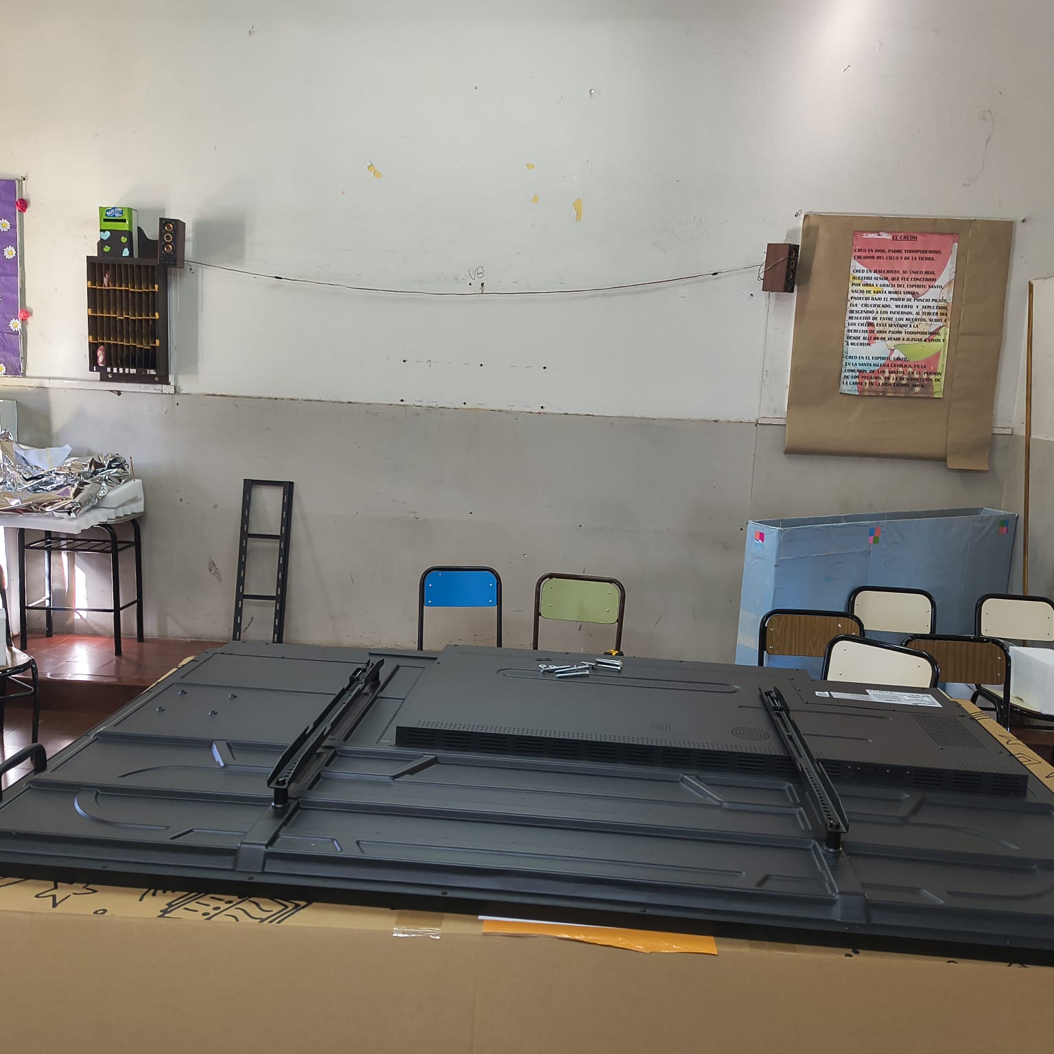 Vista de la instalación de la pantalla digital de 75 pulgadas en Villa Cabrera.