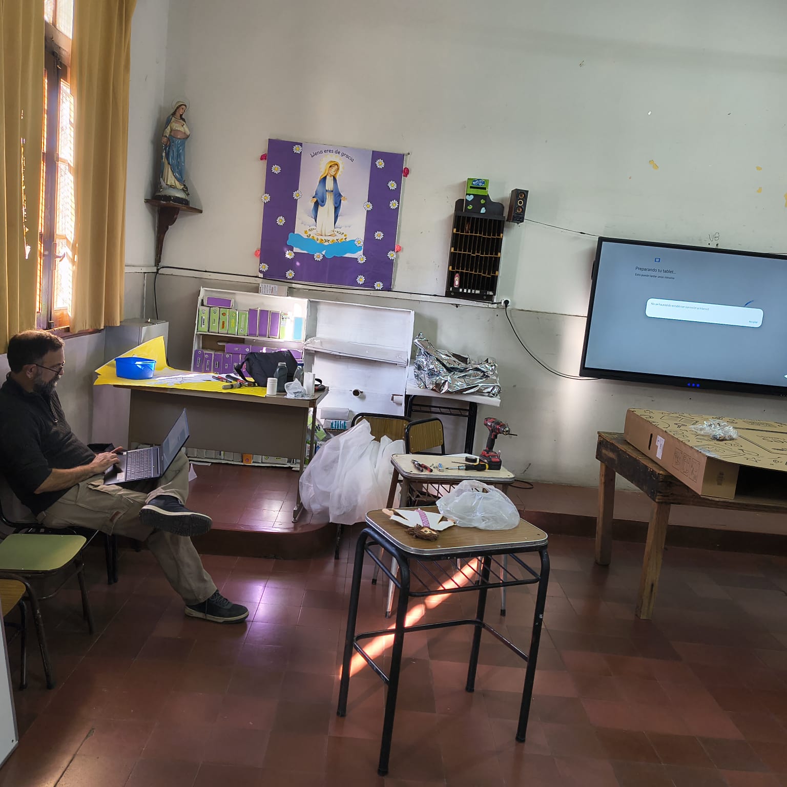Proceso de instalación de pantalla digital y vinculación a red en Villa Cabrera.